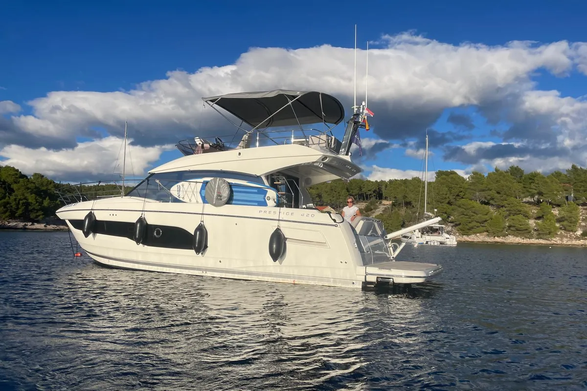 Cabin on Martin, a Jeanneau Prestige 420 Fly yacht at Split, Croatia