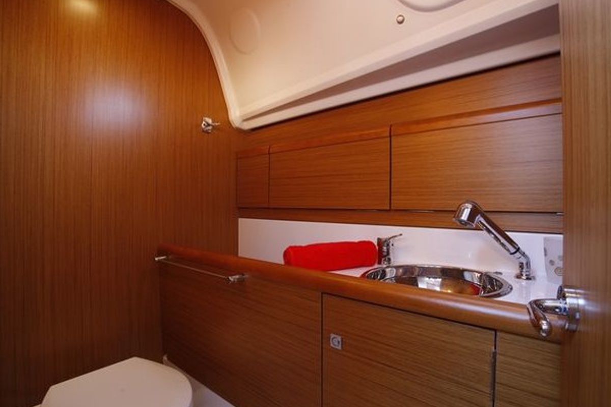 Head on Mare Doro, a Jeanneau Sun Odyssey 33i sailboat at Marina Delta Kallithea, Greece