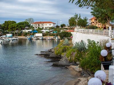 Small Port - Photo 3