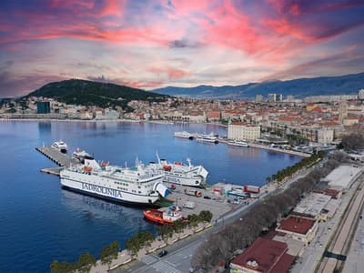 Trajektna luka Split - Photo 1