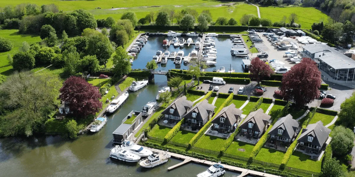 Chertsey - Photo 1