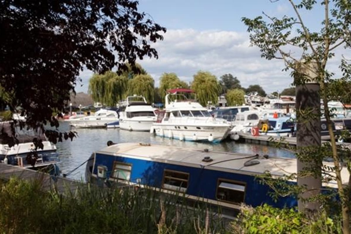 Chertsey - Photo 2