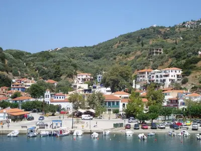 Loutraki Harbour - Photo 2