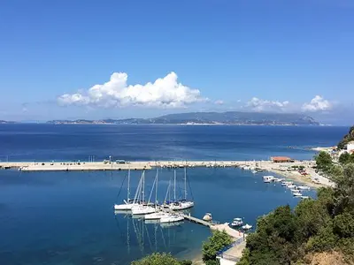 Loutraki Harbour - Photo 3