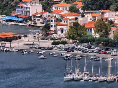 Loutraki Harbour - Photo 4
