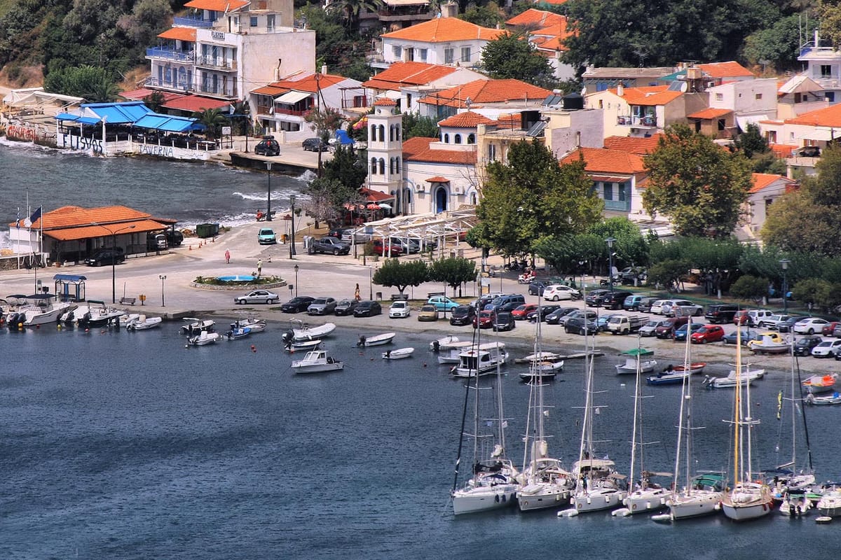 Loutraki Harbour - Photo 4