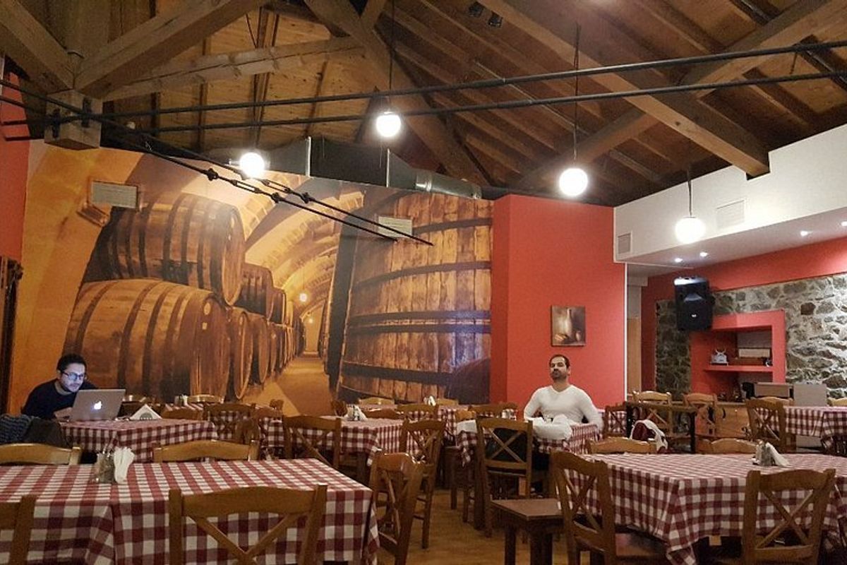 The Little Tavern - Photo 1