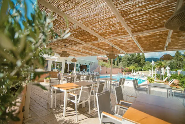Pool Bar - Photo 1