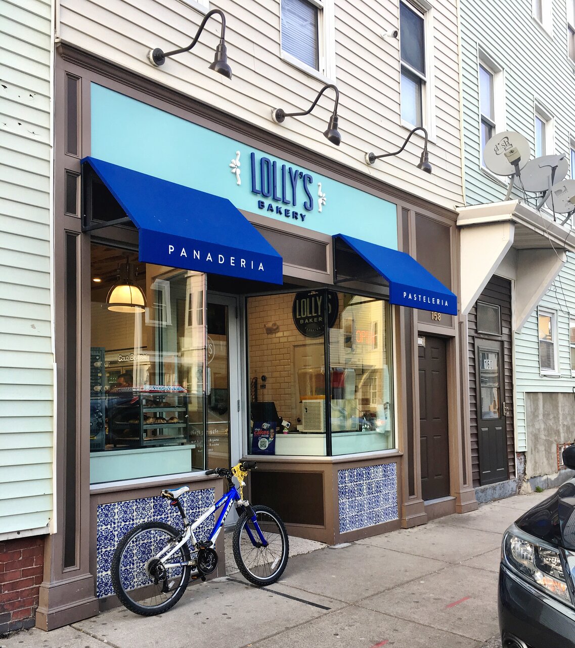 Lolis Bakery - Photo 2
