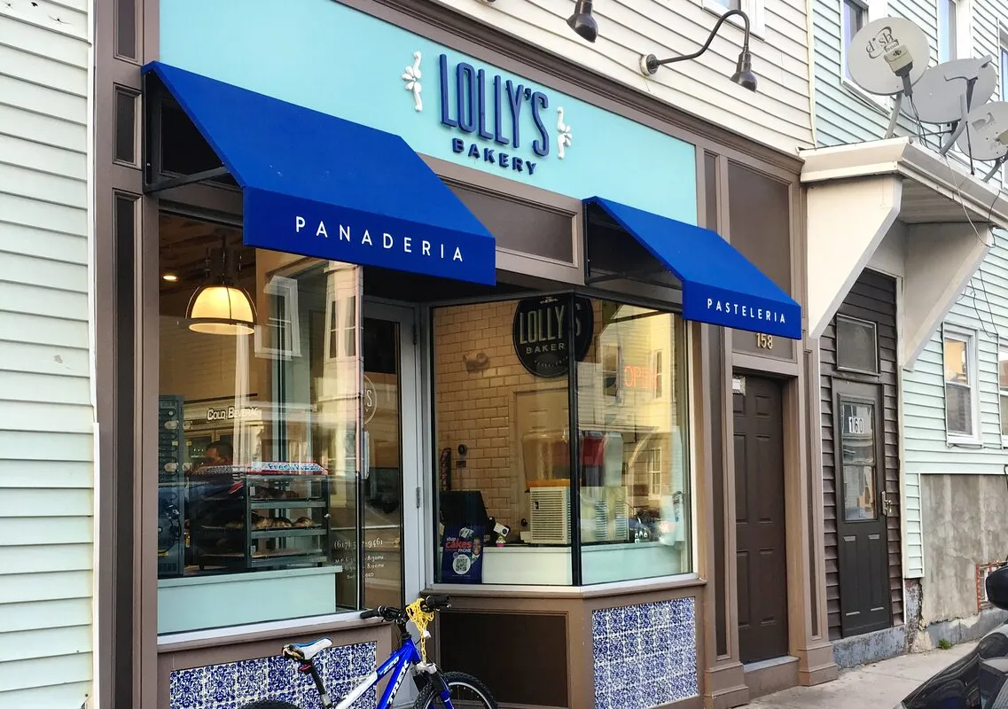 Lolis Bakery - Photo 2