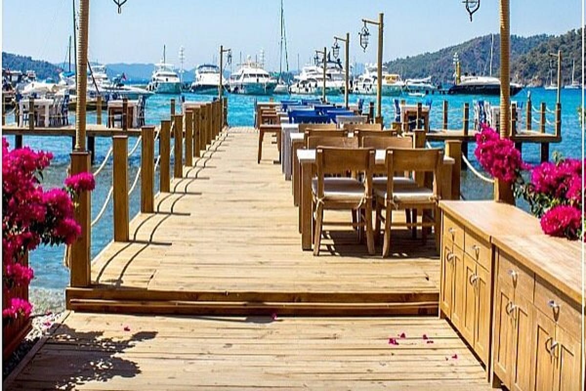 Deck Restaurant - Photo 1