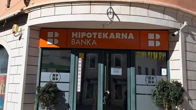 Hipotekarna Bank - Photo 2