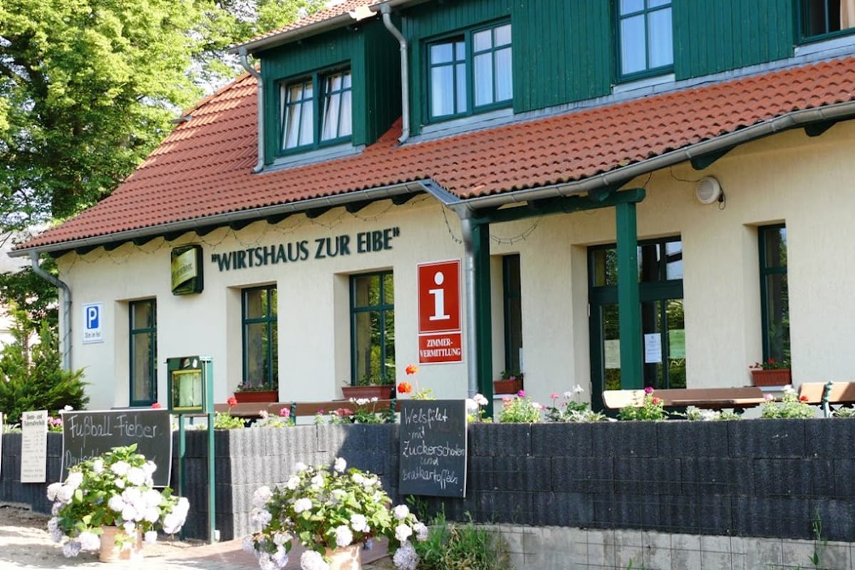 Inn "The Yew Tree" - Photo 1