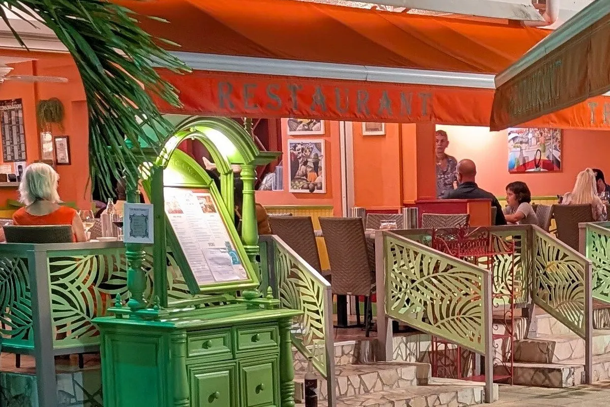 Tropicana - Photo 2