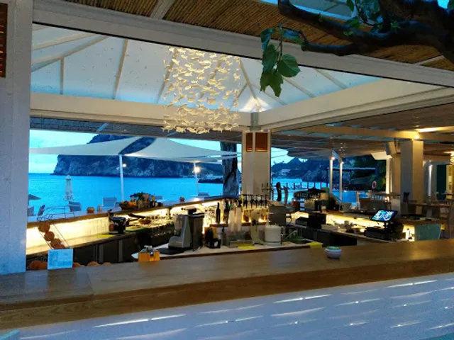 Pool Bar - Photo 2