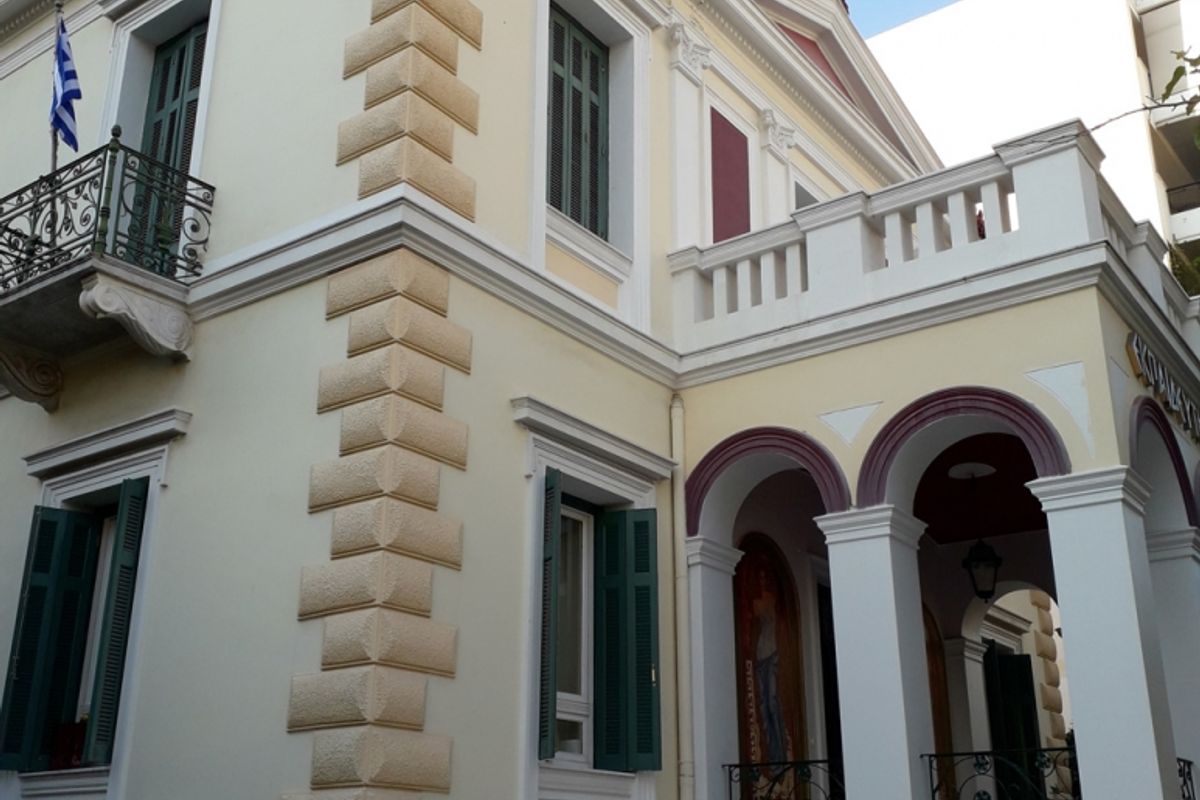 Neoclassical Mansion - Photo 2