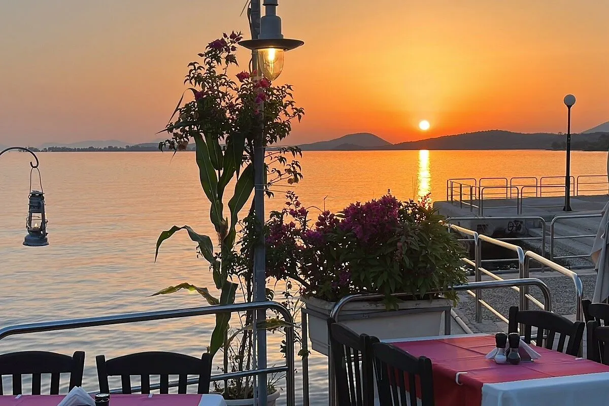 Alekos Restaurant - Photo 2