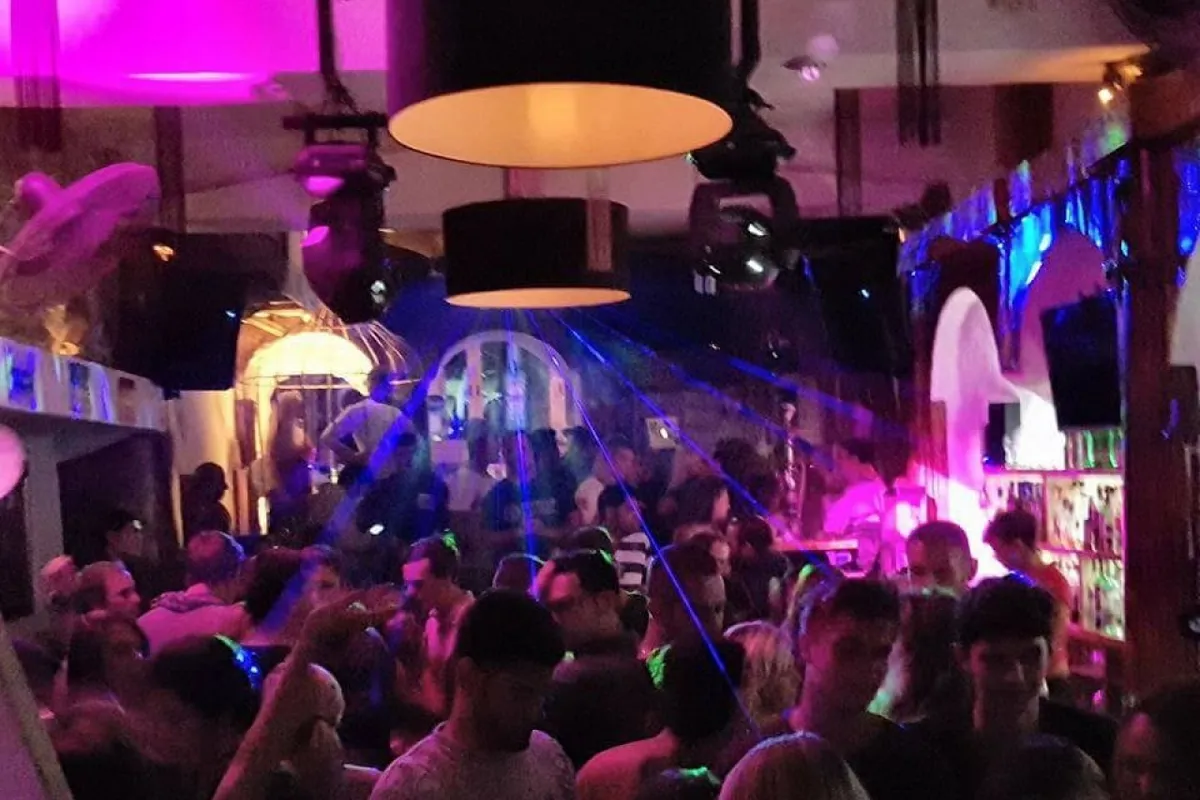 Town Club - Photo 1