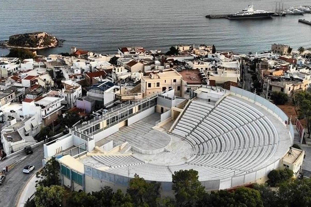 Veakeio Municipal Theater - Photo 1