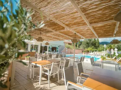 Pool Bar - Photo 1